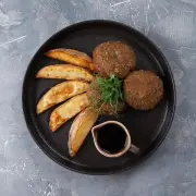 Котлеты из оленины с картофельными дольками