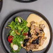 Мясо дикого кабанчика тушёное с черносливом