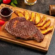 Мраморный стейк с картофельными дольками